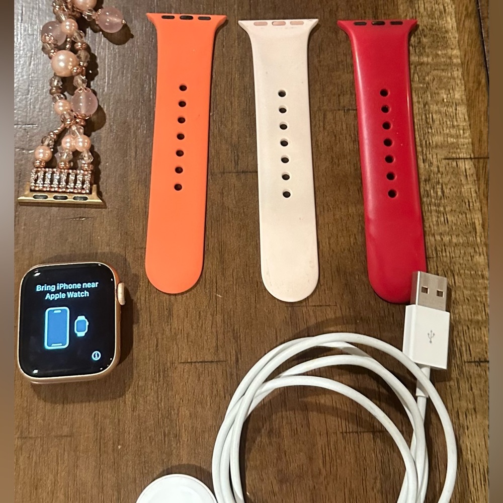 Apple Watch Series 5 40MM - Rose Gold - 4 Bands & Original Box